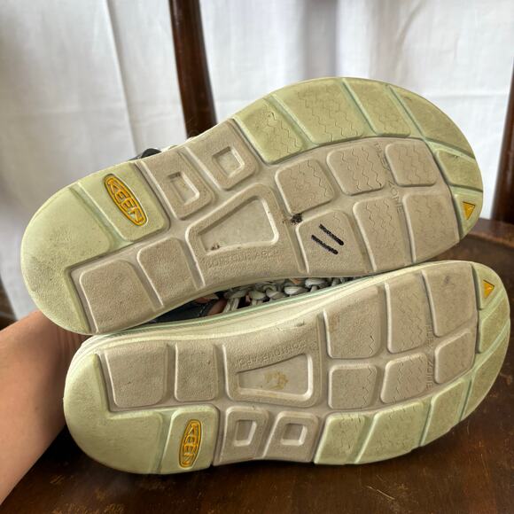 Keen UNEEK Paracord Upper + Bungee Adjustment Water Shoe Sandal, Women 6.5, Gray - Picture 3 of 7